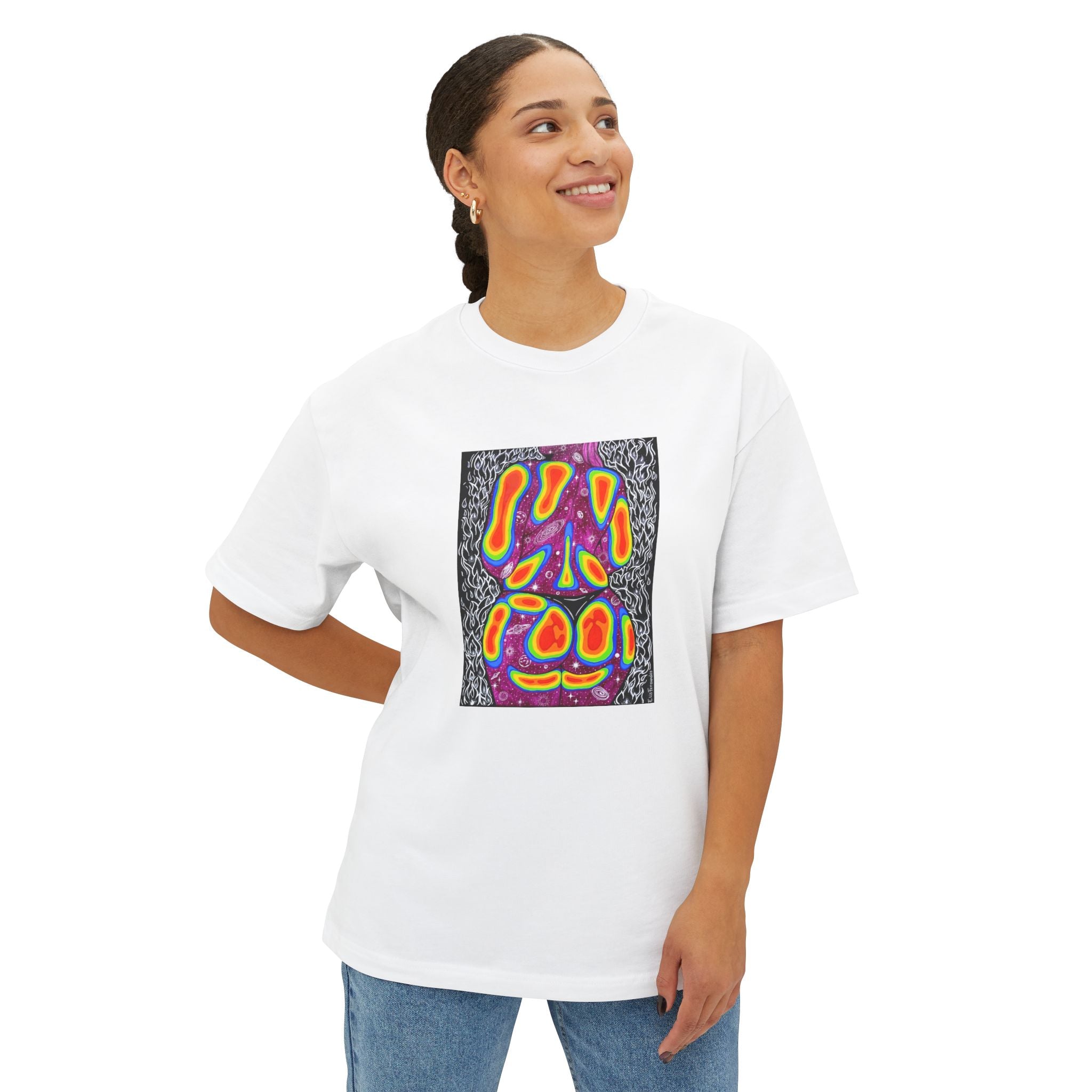 Black oversized T-shirt featuring Mulher, Um Universo cosmic portrait artwork by Elis Fernandes.